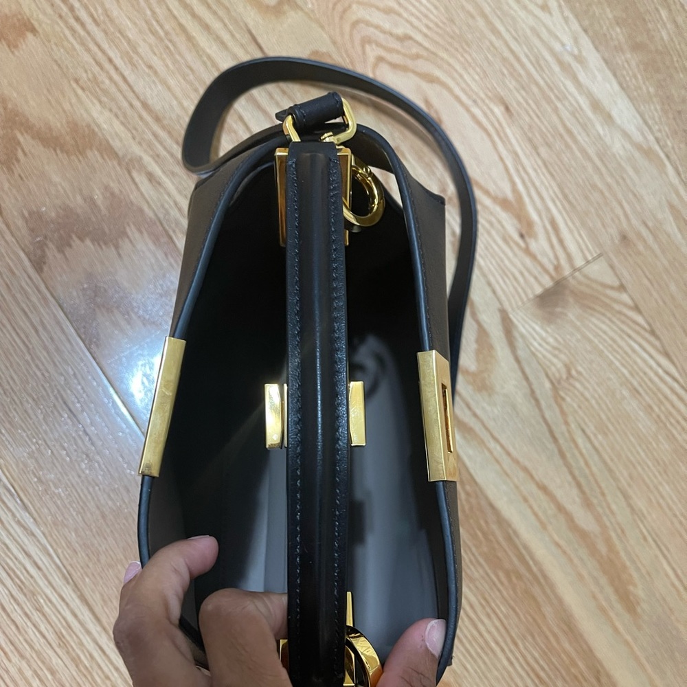 Beauty fashion trendy tote black handbag brand new